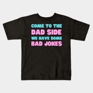 COME TO THE DAD SIDE WE HAVE SOME BAD JOKES FUNNY SAYING Kids T-Shirt